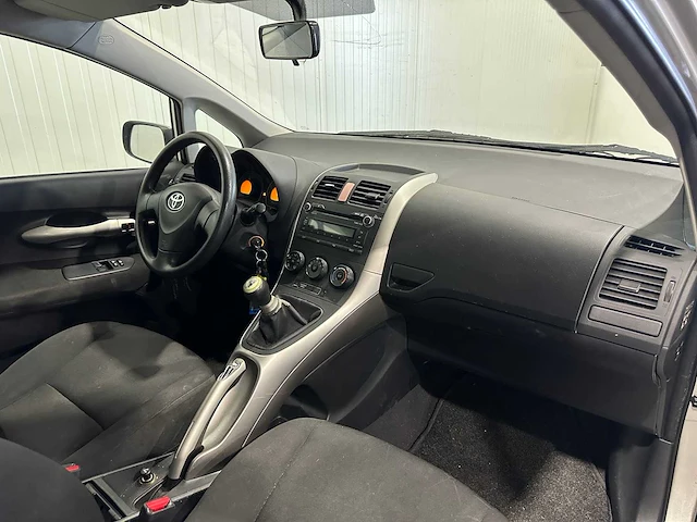 Toyota auris 1.6-16v terra 77-xl-fk - afbeelding 2 van  17