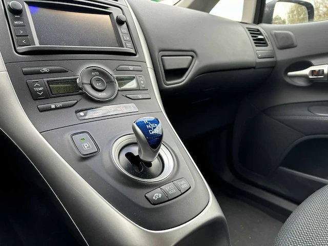 Toyota auris 1.8 full hybrid dynamic business automaat, 98-xvt-5 - afbeelding 2 van  16