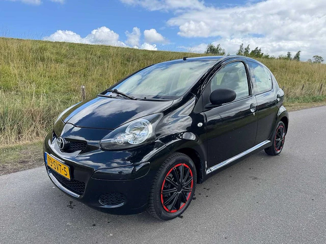 Toyota aygo 1.0-12v airco cool 73-svt-5 - afbeelding 1 van  13