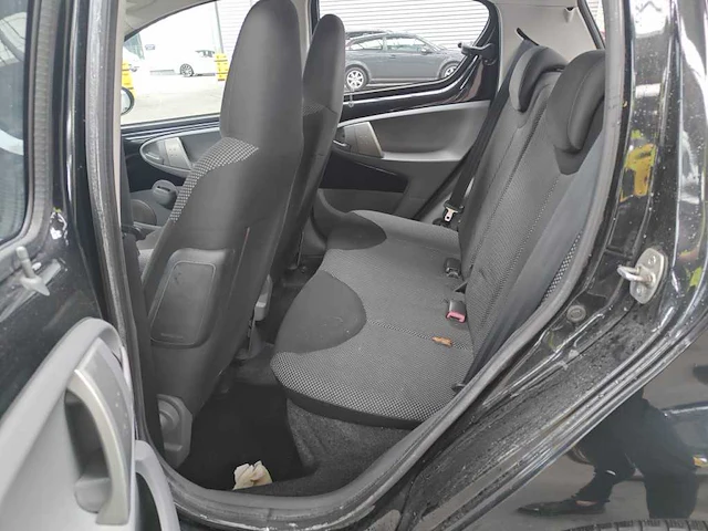 Toyota aygo 1.0-12v comfort navigator 2011 | 92-pgp-1 - afbeelding 7 van  17