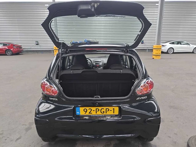 Toyota aygo 1.0-12v comfort navigator 2011 | 92-pgp-1 - afbeelding 8 van  17