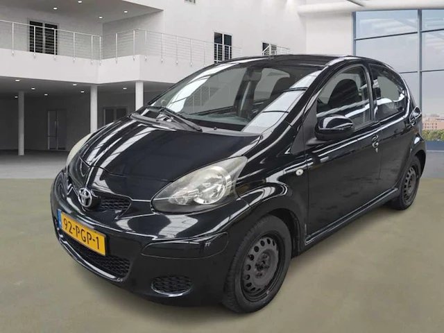 Toyota aygo 1.0-12v comfort navigator 2011 | 92-pgp-1 - afbeelding 1 van  17