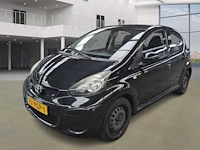 Toyota aygo 1.0-12v comfort navigator 2011 | 92-pgp-1 - afbeelding 1 van  17