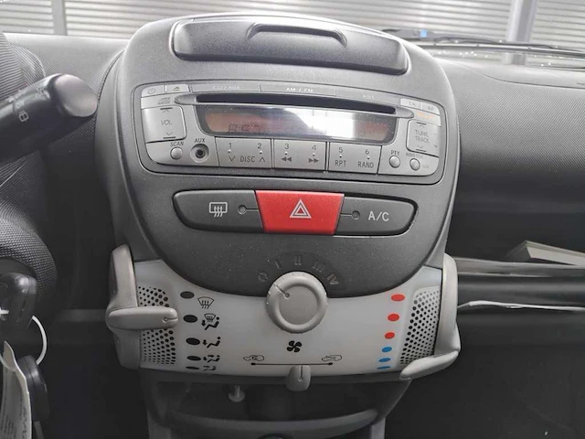 Toyota aygo 1.0-12v comfort navigator 2011 | 92-pgp-1 - afbeelding 15 van  17