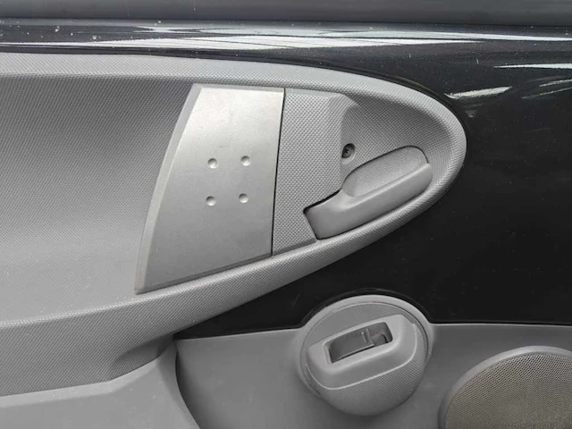 Toyota aygo 1.0-12v comfort navigator 2011 | 92-pgp-1 - afbeelding 17 van  17