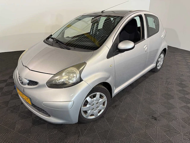 Toyota aygo 1.0-12v, gn-153-t - afbeelding 1 van  12