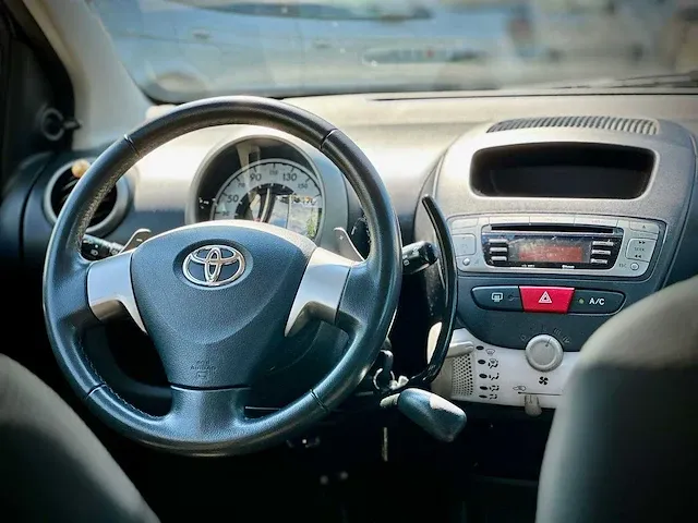Toyota aygo 1.0 vvt i aspiration automaat, 8-srh-06 - afbeelding 2 van  15