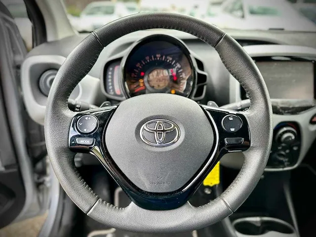 Toyota aygo 1.0 vvt i x play, 6-xlp-69 - afbeelding 2 van  12