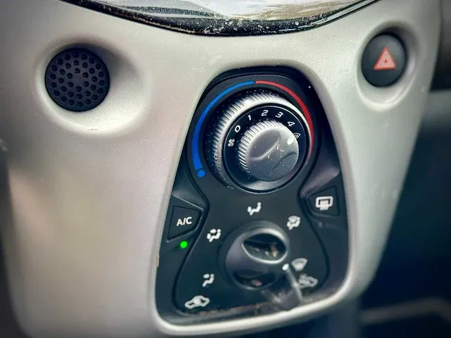 Toyota aygo 1.0 vvt i x play, 6-xlp-69 - afbeelding 3 van  12
