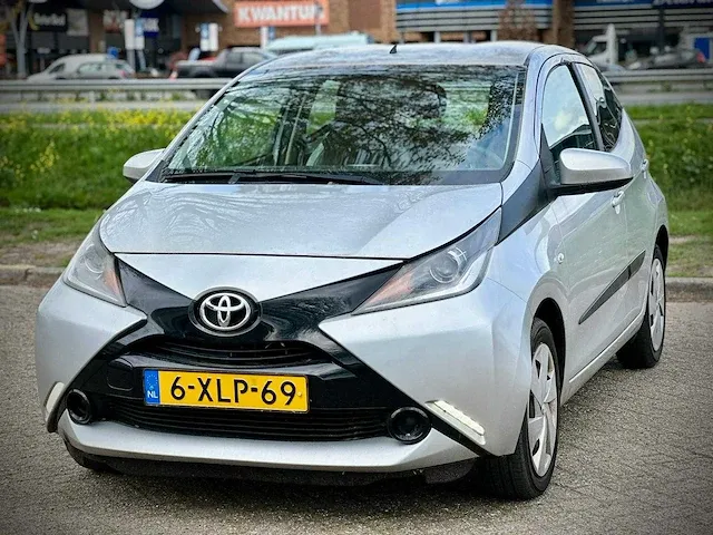Toyota aygo 1.0 vvt i x play, 6-xlp-69 - afbeelding 1 van  12