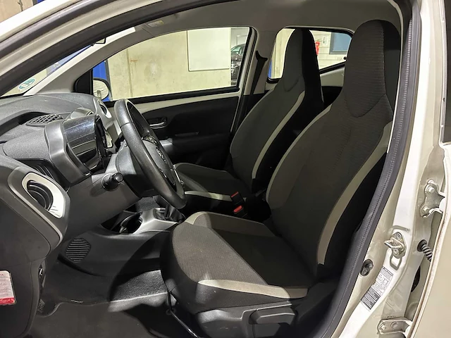 Toyota aygo 1.0 vvt-i x-play 72pk 2020, j-855-xb - afbeelding 22 van  38