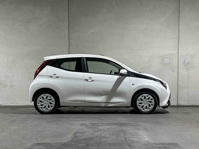 Toyota aygo 1.0 vvt-i x-play 72pk 2020, j-855-xb - afbeelding 36 van  38