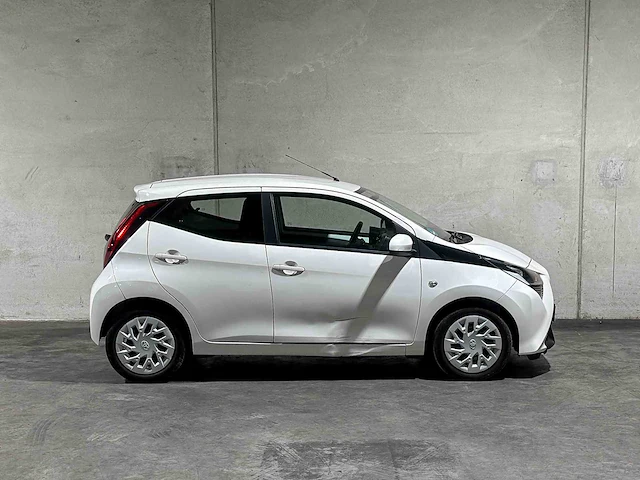 Toyota aygo 1.0 vvt-i x-play 72pk 2020, j-855-xb - afbeelding 37 van  38