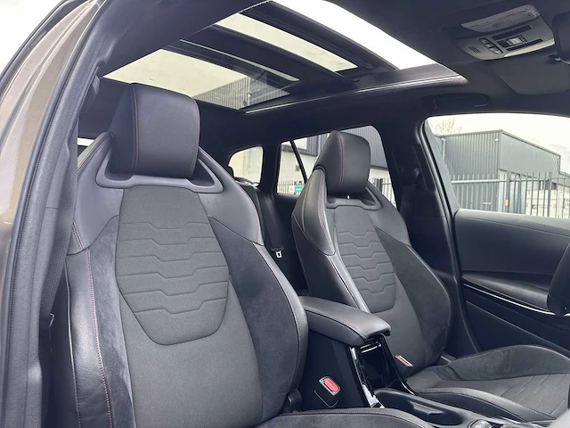 Toyota corolla touring sports 2.0 hybrid executive car 2023 | 00-31-81 - afbeelding 22 van  30