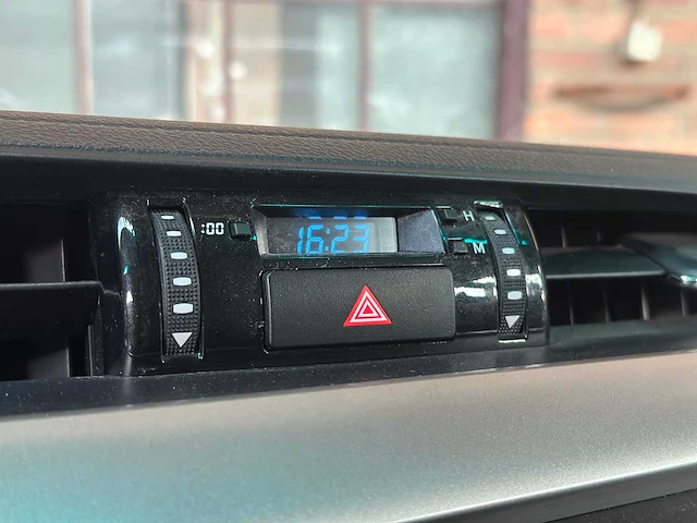 Toyota hilux 2.4 d-4d-f xc prof. 150pk 2018, v-343-nj - afbeelding 18 van  41