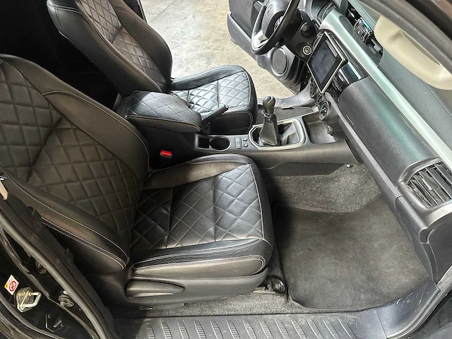 Toyota hilux 2.4 d-4d-f xc prof. 150pk 2018, v-343-nj - afbeelding 33 van  41