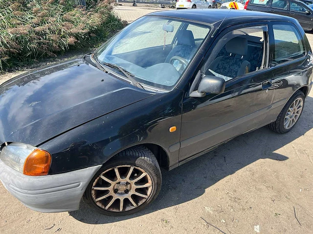 Toyota starlet 1.3-16v xli 1999 | xr-vp-52 - afbeelding 1 van  9