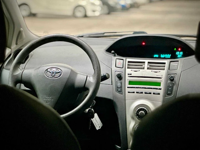 Toyota yaris 1.0 vvti, 63-gpl-2 - afbeelding 2 van  11