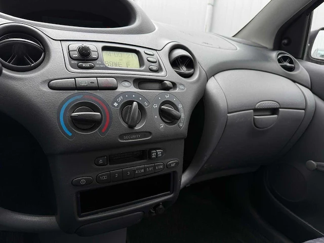 Toyota yaris 1.3 16v vvt i luna, 01-jv-vr - afbeelding 11 van  11