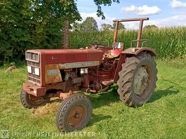 Tractor international, 383 met maaibalk - afbeelding 1 van  25