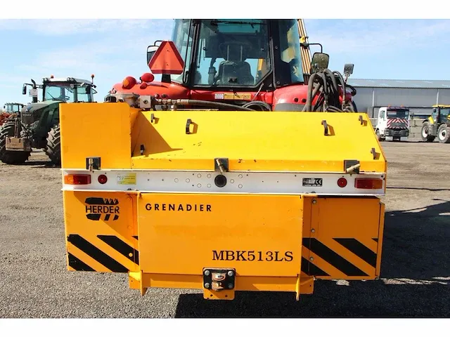 Tractor met maaiarm massey ferguson 6480 - afbeelding 17 van  49