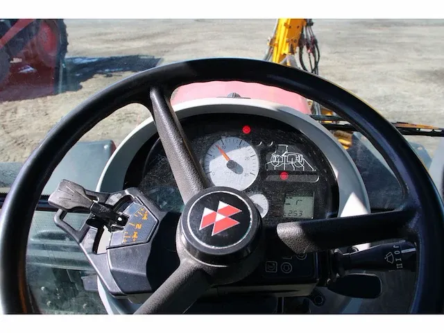 Tractor met maaiarm massey ferguson 6480 - afbeelding 29 van  49
