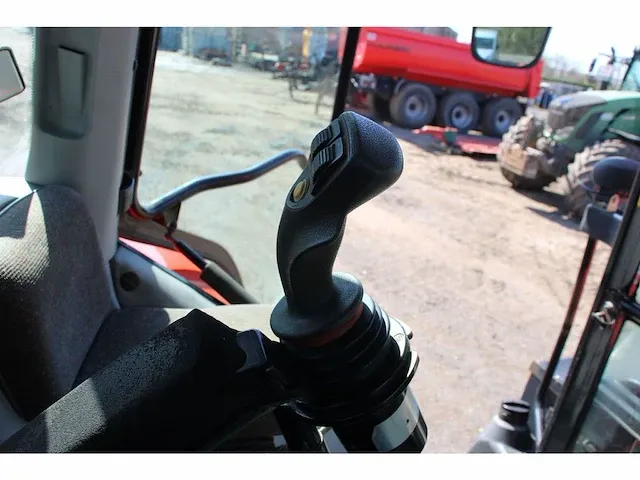 Tractor met maaiarm massey ferguson 6480 - afbeelding 40 van  49