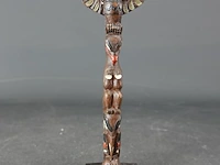 Traditioneel houten amerikaanse totem - afbeelding 2 van  5