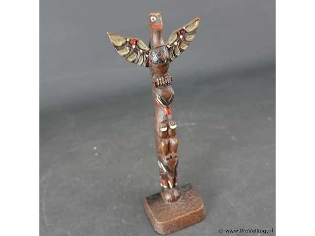 Traditioneel houten amerikaanse totem - afbeelding 3 van  5