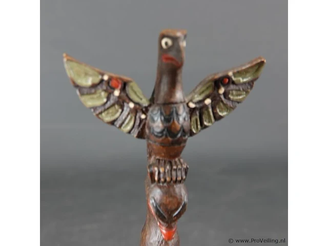 Traditioneel houten amerikaanse totem - afbeelding 4 van  5
