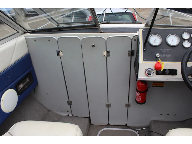Trailer met speedboot bayliner capri buddy 1952 wit blauw met motor mercruiser 110,4/150,0 pk - afbeelding 2 van  21