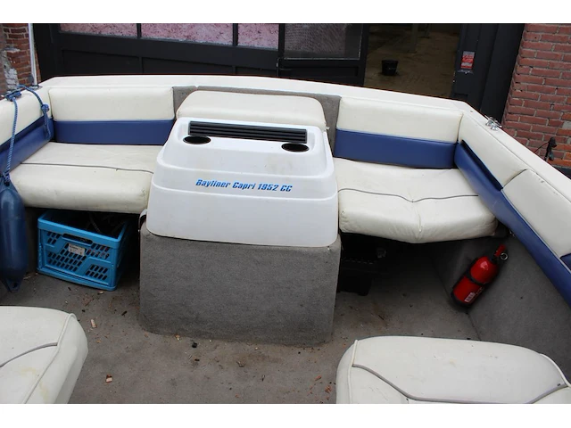 Trailer met speedboot bayliner capri buddy 1952 wit blauw met motor mercruiser 110,4/150,0 pk - afbeelding 5 van  21