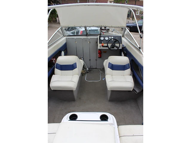 Trailer met speedboot bayliner capri buddy 1952 wit blauw met motor mercruiser 110,4/150,0 pk - afbeelding 6 van  21