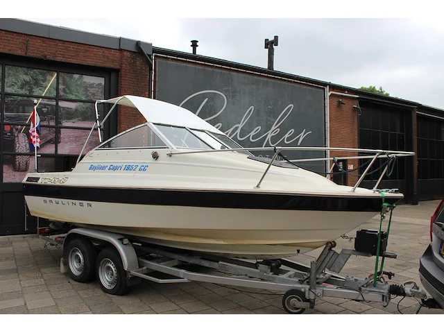 Trailer met speedboot bayliner capri buddy 1952 wit blauw met motor mercruiser 110,4/150,0 pk - afbeelding 7 van  21