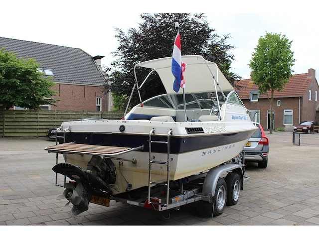 Trailer met speedboot bayliner capri buddy 1952 wit blauw met motor mercruiser 110,4/150,0 pk - afbeelding 8 van  21