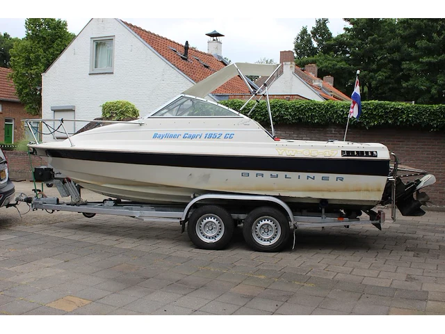 Trailer met speedboot bayliner capri buddy 1952 wit blauw met motor mercruiser 110,4/150,0 pk - afbeelding 9 van  21