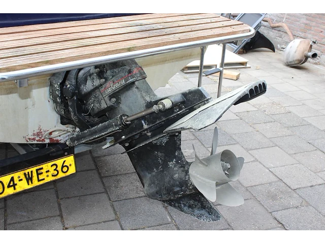 Trailer met speedboot bayliner capri buddy 1952 wit blauw met motor mercruiser 110,4/150,0 pk - afbeelding 10 van  21