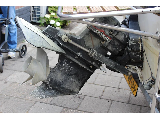 Trailer met speedboot bayliner capri buddy 1952 wit blauw met motor mercruiser 110,4/150,0 pk - afbeelding 11 van  21