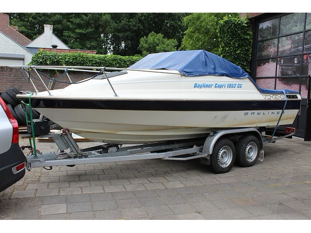 Trailer met speedboot bayliner capri buddy 1952 wit blauw met motor mercruiser 110,4/150,0 pk - afbeelding 12 van  21