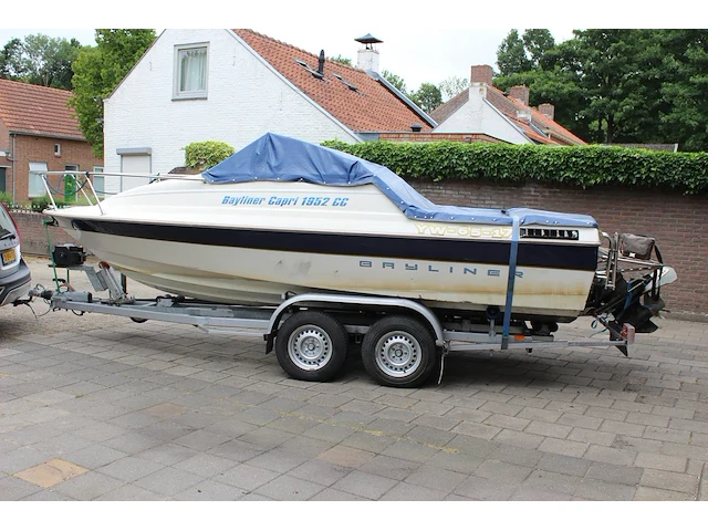 Trailer met speedboot bayliner capri buddy 1952 wit blauw met motor mercruiser 110,4/150,0 pk - afbeelding 15 van  21