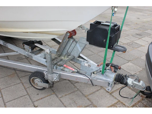 Trailer met speedboot bayliner capri buddy 1952 wit blauw met motor mercruiser 110,4/150,0 pk - afbeelding 16 van  21