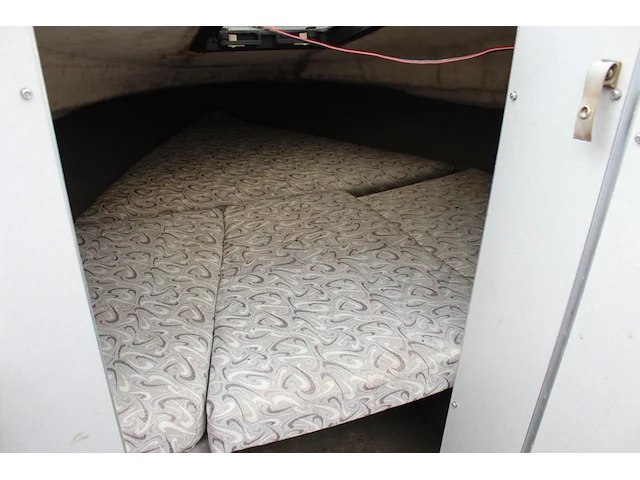 Trailer met speedboot bayliner capri buddy 1952 wit blauw met motor mercruiser 110,4/150,0 pk - afbeelding 20 van  21