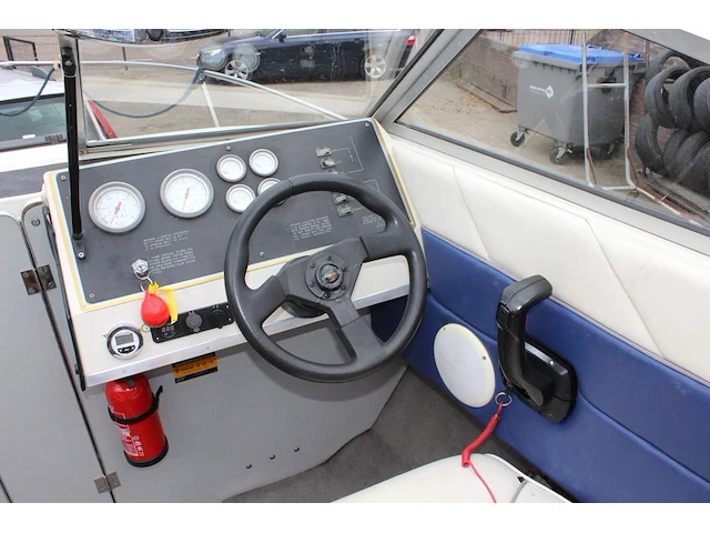 Trailer met speedboot bayliner capri buddy 1952 wit blauw met motor mercruiser 110,4/150,0 pk - afbeelding 21 van  21
