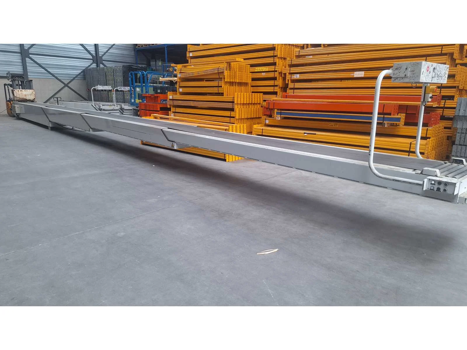 Transportbanden - magazijnstellingen - kleine machines - kantoorinventaris