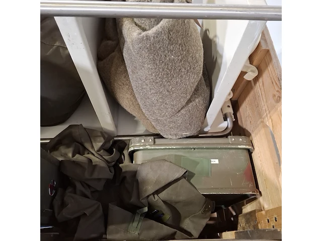 Transportkar, metalen koffers en deken - afbeelding 5 van  7
