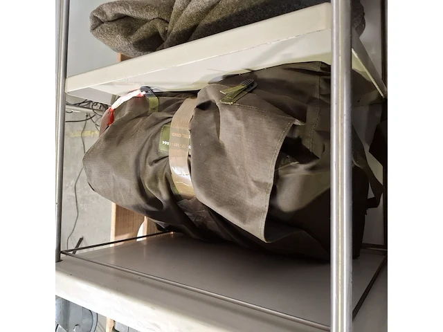 Transportkar, metalen koffers en deken - afbeelding 6 van  7