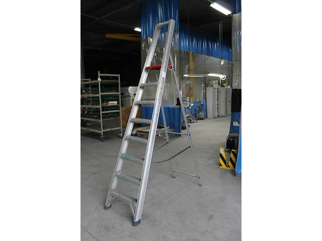 Trap altrex heavy duty castor met zeven treden en bordes. - afbeelding 2 van  2