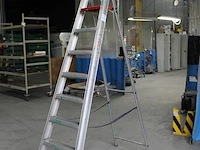 Trap altrex heavy duty castor met zeven treden en bordes. - afbeelding 2 van  2