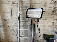 Trap, bouwlamp op statief, 2x standaard/statief - afbeelding 1 van  6