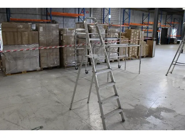 Trap met vier treden en bordes. - afbeelding 1 van  2